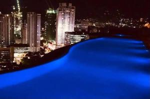 - Vistas al perfil urbano por la noche en Calyx Residences City View, en Cebú