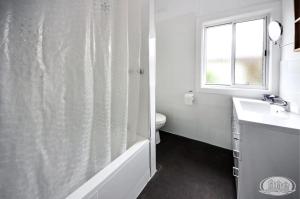 ポートランドにあるHook, Wine & Linger on Learmonthのバスルーム(シャワー、洗面台、トイレ付)