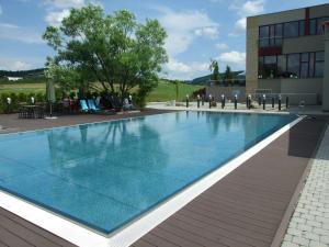 Bazén v ubytování Hotel Beroun Golf Club nebo v jeho okolí