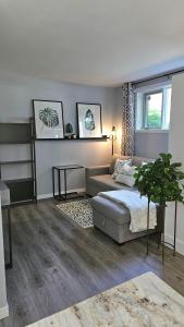 1 dormitorio con 1 cama y 1 sofá en Le Calvados en Quebec
