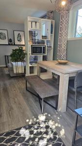 a living room with a table and a dining room at Le Calvados in Quebec City