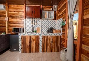 een keuken met houten kasten en een aanrecht bij Cabañas Los Jobos in Villarreal