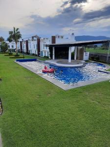 una vista aérea de una piscina en un patio en Familiar, casa con alberca y jacuzzi, en Yautepec