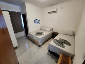 um quarto com duas camas e uma mesa em Mahalo residence vista mar em Porto de Galinhas