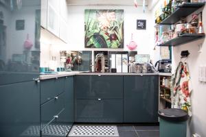cocina con armarios azules y encimera en Pretty house - near botanical garden en Burdeos