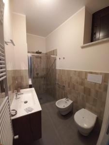 een badkamer met een wastafel, een toilet en een douche bij B&B La Terrazza su Monte Mutria in Cusano Mutri