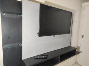 TV a/nebo společenská místnost v ubytování Apartamento Master no centro de Curitiba