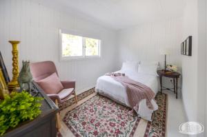 Cape Bridgewater的住宿－Cape Cottage，一间卧室配有一张床和一把椅子