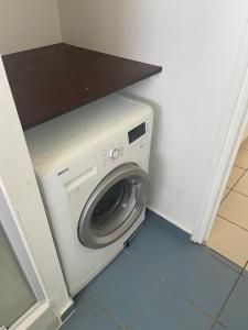 Waschmaschine und Trockner in einem kleinen Zimmer in der Unterkunft Le Petit Havre de Paix du Gosier in Le Gosier