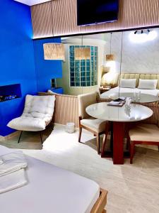a room with a couch and a table and chairs at Tennessee Motel ltda in Bragança Paulista