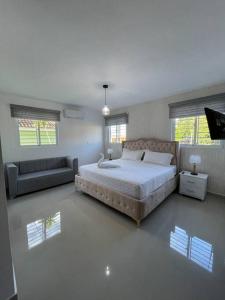 Postel nebo postele na pokoji v ubytování Lovely 3-Bedroom Condo with FREE Parking/Laundry