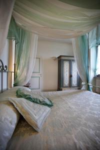 a bedroom with a large bed with a canopy at Residenza D'epoca San Crispino in Assisi