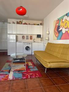 una sala de estar con un sofá y una mesa en Calm beach, en Torremolinos