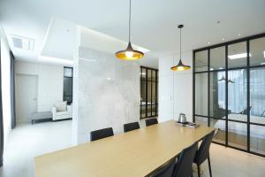 a dining room with a wooden table and chairs at Pyeongchang The White Hotel in Pyeongchang 