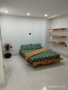 Un dormitorio con una cama y un estante en una habitación en El paso Gh #1, en Guarne
