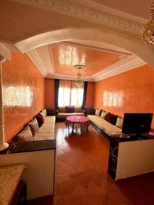 阿加迪爾的住宿－Spacieux appartement familial，客厅配有沙发和桌子