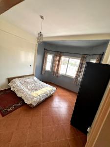 阿加迪爾的住宿－Spacieux appartement familial，卧室位于客房的角落,配有一张床