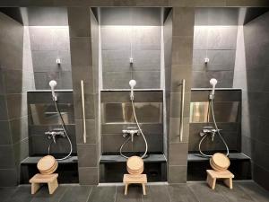 ein Badezimmer mit 3 WCs und 3 Waschbecken in der Unterkunft ABiz hotel in Kyoto