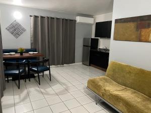 un soggiorno con divano e tavolo di Blu Lime Apartments a San Juan