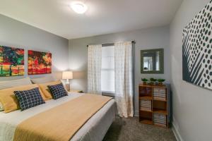 Giường trong phòng chung tại Lofts 104 - Comfortable 2 Bedroom Family Condo