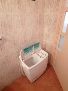 a small bathroom with a toilet in a room at Spacieux appartement familial in Agadir