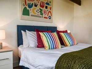Sandymouth Cottage tesisinde bir odada yatak veya yataklar