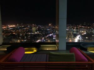 a room with a view of a city at night at 芭提雅Fnb Central 无边泳池 in Pattaya
