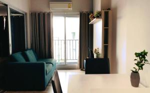Ruang duduk di 芭提雅Fnb Central 无边泳池