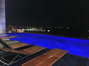 Kolam renang di atau dekat dengan 芭提雅Fnb Central 无边泳池