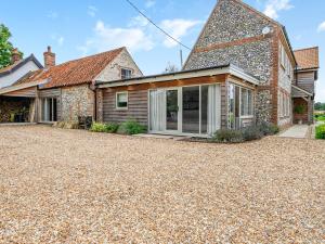 an image of a house with a gravel driveway at The Granary in Great Fransham