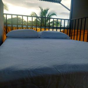 1 dormitorio con 1 cama y vistas al océano en Bewak CR, en Tortuguero