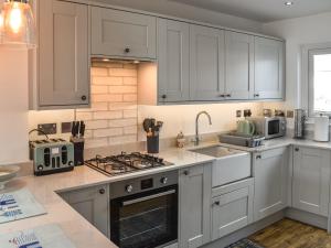 Köök või kööginurk majutusasutuses Kingfishers Rest
