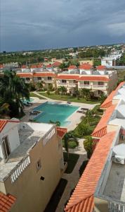 una vista aérea de un complejo con piscina en Residencial Las Palmeras de Willy Boca Chica, en Boca Chica
