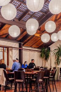 een groep mensen aan een tafel met witte lichten bij The Cambridge Hotel in Wellington