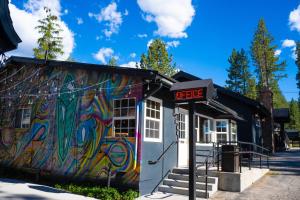 een gebouw met een bord dat kantoor leest bij Sessions Retreat & Hotel in Big Bear Lake