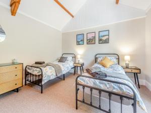Postel nebo postele na pokoji v ubytování Mill Keepers Cottage