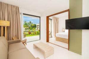 Cook's Bay Hotel & Suites客房内的一张或多张床位