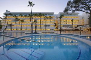 Πισίνα στο ή κοντά στο Iberostar Waves Cristina