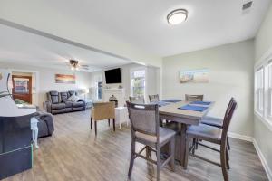 comedor y sala de estar con mesa y sillas en Beachy Keen, North Myrtle Beach beach single-family house, 150 feet to ocean! Pets welcome! en Myrtle Beach