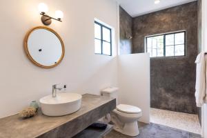 Ένα μπάνιο στο HUGE Suite!! King Bed, Air Conditioning, Pool, Fast Wifi - Sol at Casa Calavera
