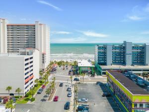 z powietrza widok na miasto z oceanem w obiekcie Beachy Keen, North Myrtle Beach beach single-family house, 150 feet to ocean! Pets welcome! w mieście Myrtle Beach