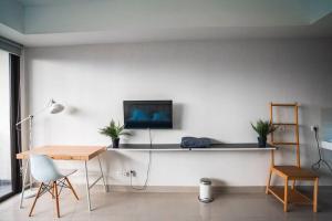 TV a/nebo společenská místnost v ubytování 1 Bed Studio in Beverly Dago Apartment