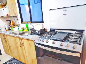 a kitchen with a stove and a sink at NUEVA Hermosa casa vía Samborondón Coliving Ecuador in Guayaquil