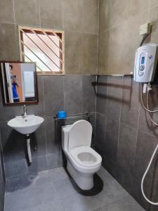 a bathroom with a toilet and a sink at Aydan Homestay, UTM, Taman Sri Pulai, Skudai in Johor Bahru +10 photos