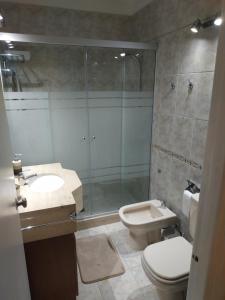 y baño con ducha, aseo y lavamanos. en Hermoso Apto de 3 Dormitorios 86m2 en Tres Cruces, en Montevideo