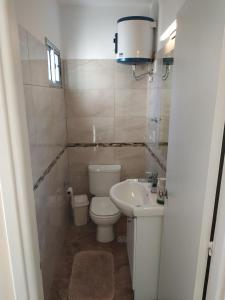 a small bathroom with a toilet and a sink at Hermoso Apto de 3 Dormitorios 86m2 en Tres Cruces in Montevideo