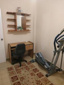Zimmer mit einem Schreibtisch, einem Stuhl und einem Laufband in der Unterkunft Hermoso Apto de 3 Dormitorios 86m2 en Tres Cruces in Montevideo