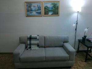 a living room with a couch and two pictures on the wall at Hermoso Apto de 3 Dormitorios 86m2 en Tres Cruces in Montevideo