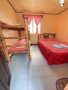 Двухъярусная кровать или двухъярусные кровати в номере Napo Beach Resort