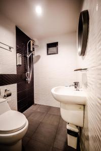 Łazienka z białą toaletą i umywalką w obiekcie The Sister Pool House w mieście Bang Tao Beach